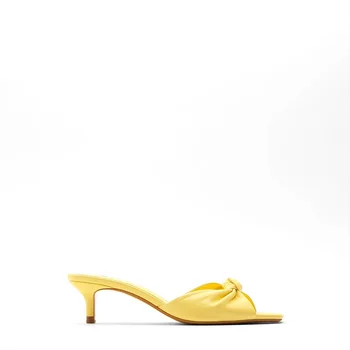 Za nouă de pantofi pentru femei cu arc de culoare galbenă și cu toc sandale din piele de oaie