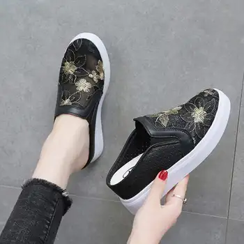Pantofi Papuci de casă Plat Med Slide-uri Acoperă Degetul Femei Tocuri Pantofle Platforma Mare 2021 Scandaluri Traforaj Cauciuc Broda PU Florale